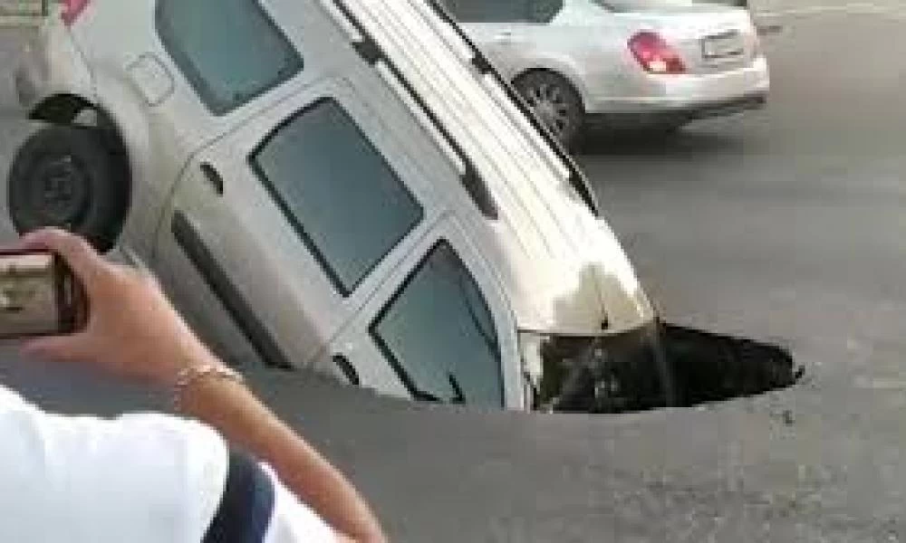 Ρωσία: Τεράστια λακκούβα σε δρόμο "καταπίνει" αυτοκίνητο